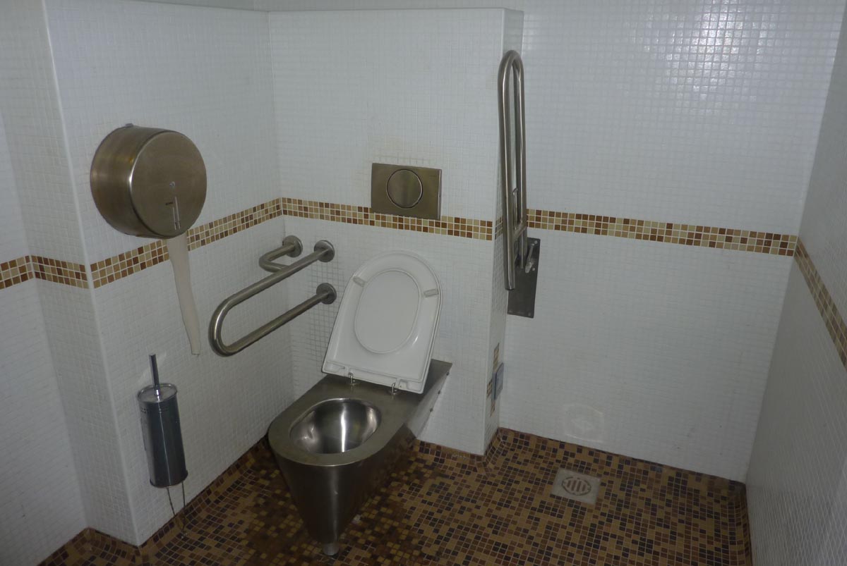 A WC-csésze és a kapaszkodók, kiegészítők egyaránt rozsdamentesek.